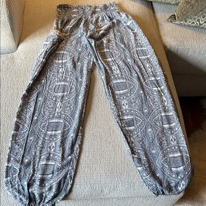 PIYOGA PANTS Patterned in GRAY AND WHITE.